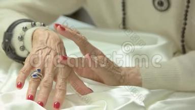 老妇人精心修剪的手和指甲。